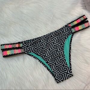 NWOT Shade & Shore Geometrical Pattern Cheeky Fit Bottom Medium
